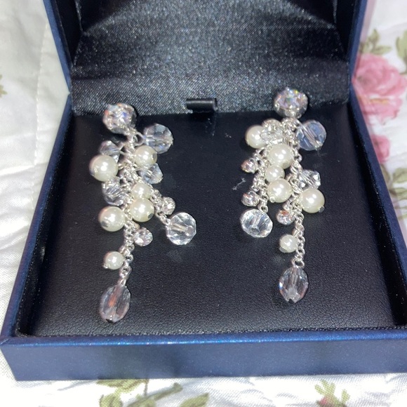 Faux pearl. And crystal earrings - Picture 7 of 7